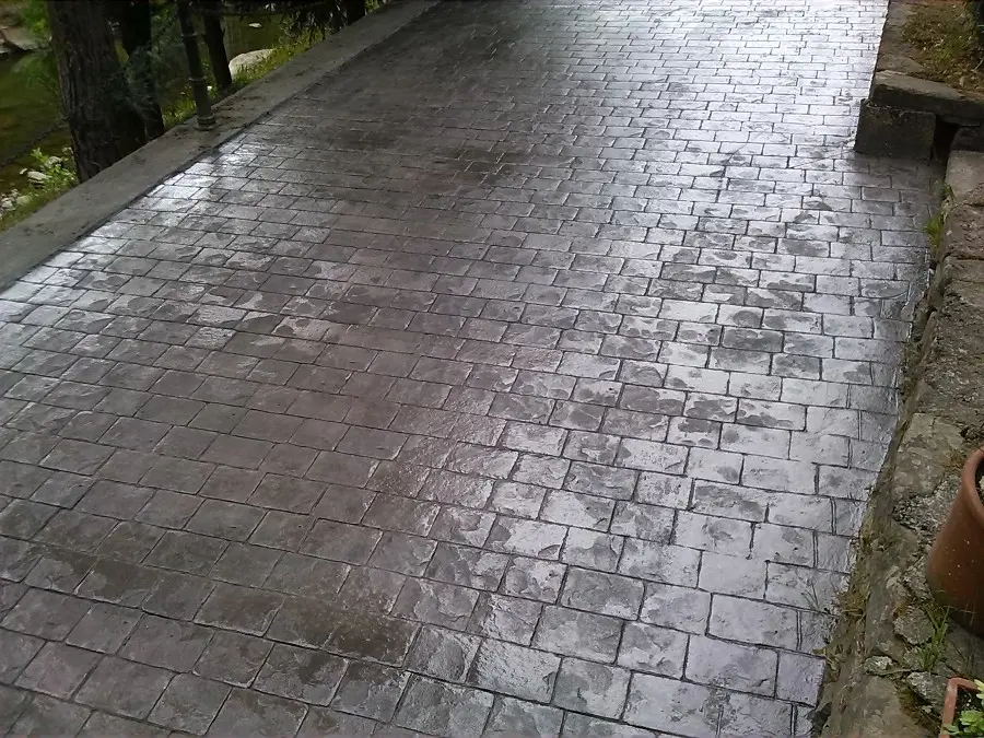 Rampa de garaje con hormigón impreso molde adoquín color pizarra