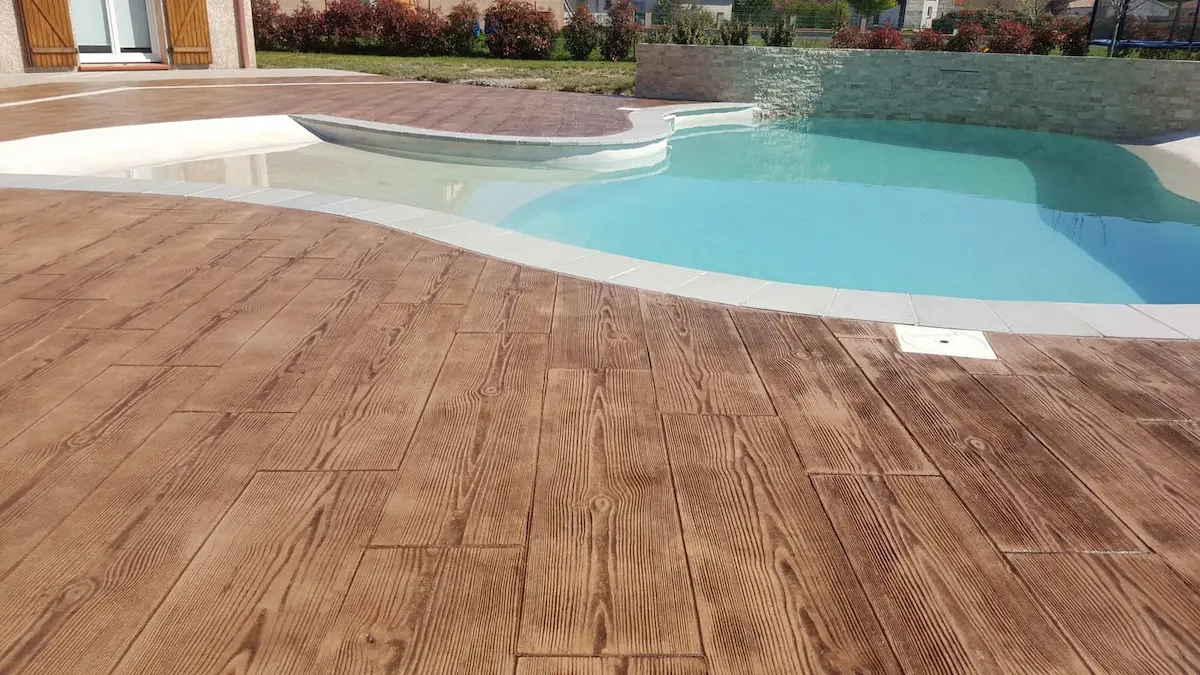 Pavimento hormigón impreso imitación madera alrededor de piscina