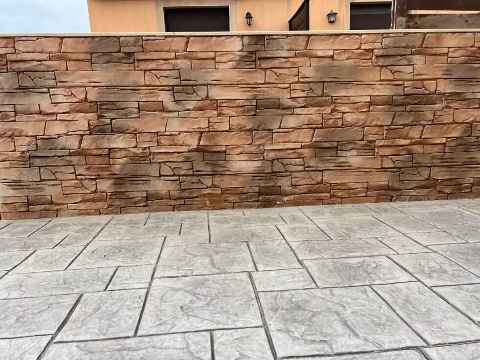 Revestimiento de fachada con hormigón impreso vertical textura piedra